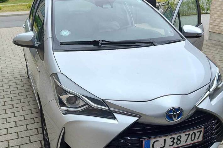 Grå Toyota Yaris fra 2019