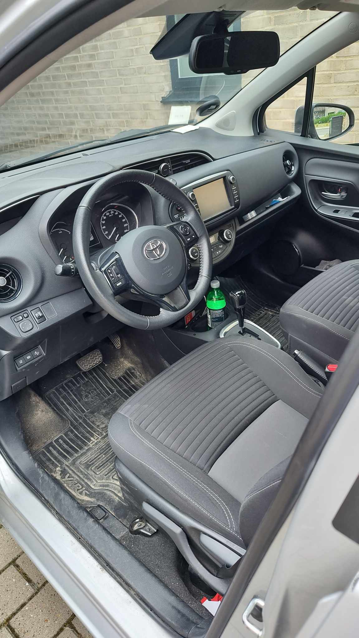 Grå Toyota Yaris fra 2019