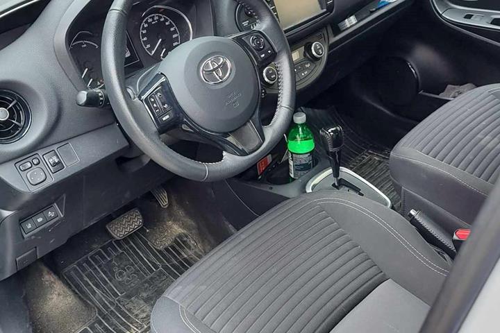 Grå Toyota Yaris fra 2019