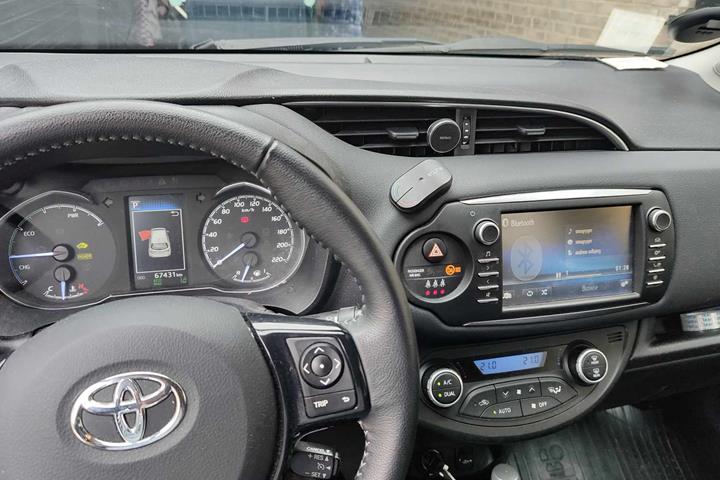 Grå Toyota Yaris fra 2019