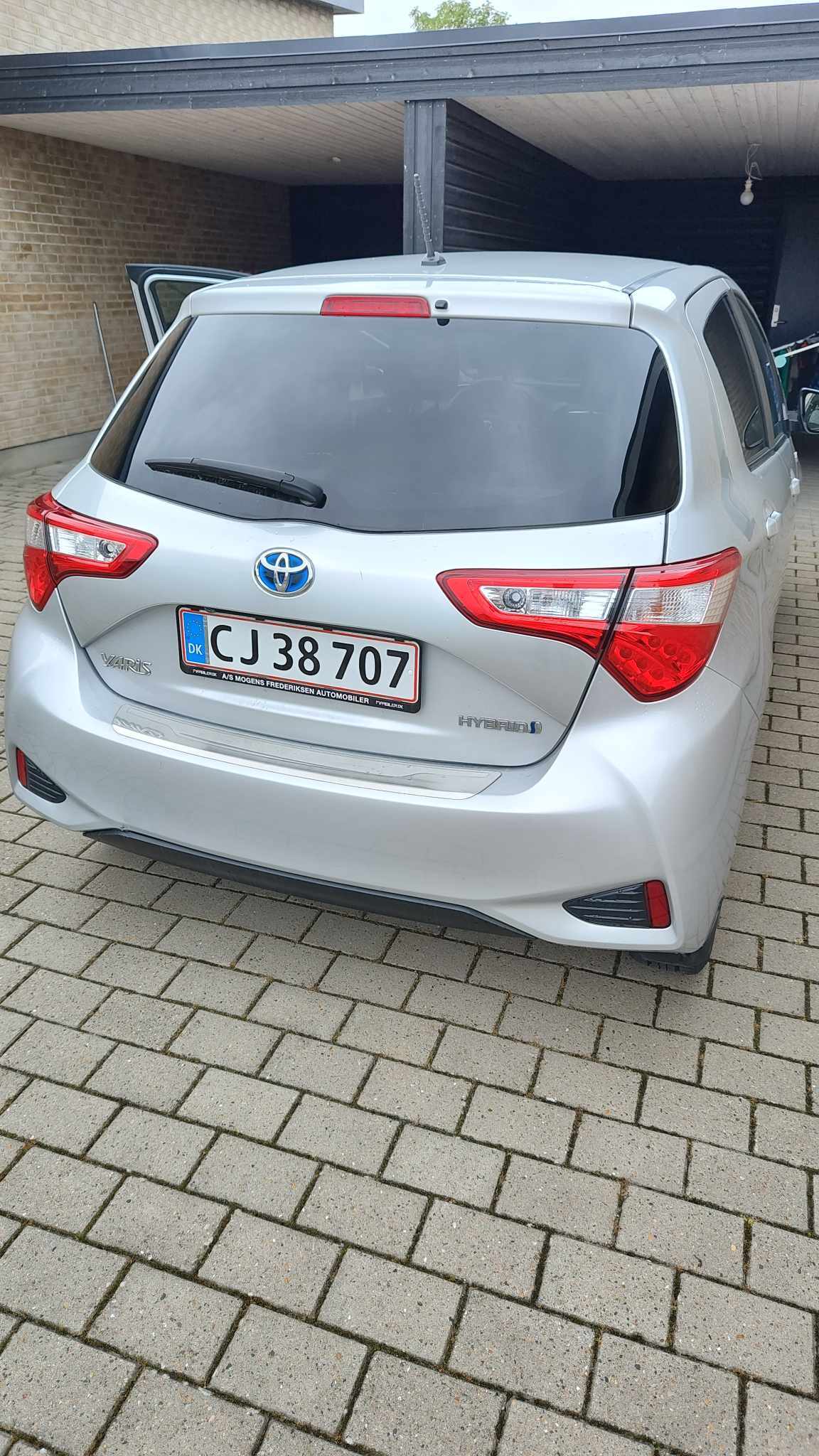 Grå Toyota Yaris fra 2019