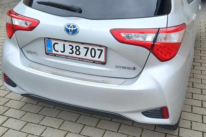 Grå Toyota Yaris fra 2019