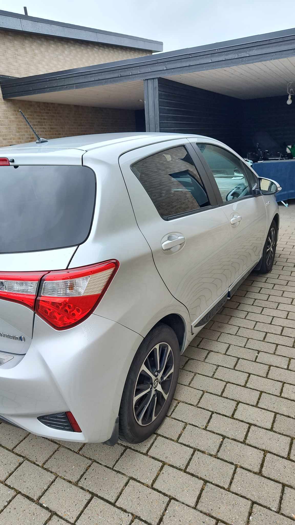 Grå Toyota Yaris fra 2019