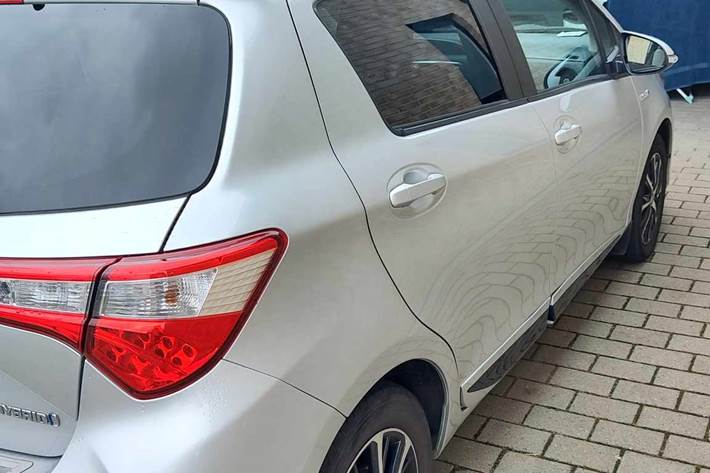 Grå Toyota Yaris fra 2019