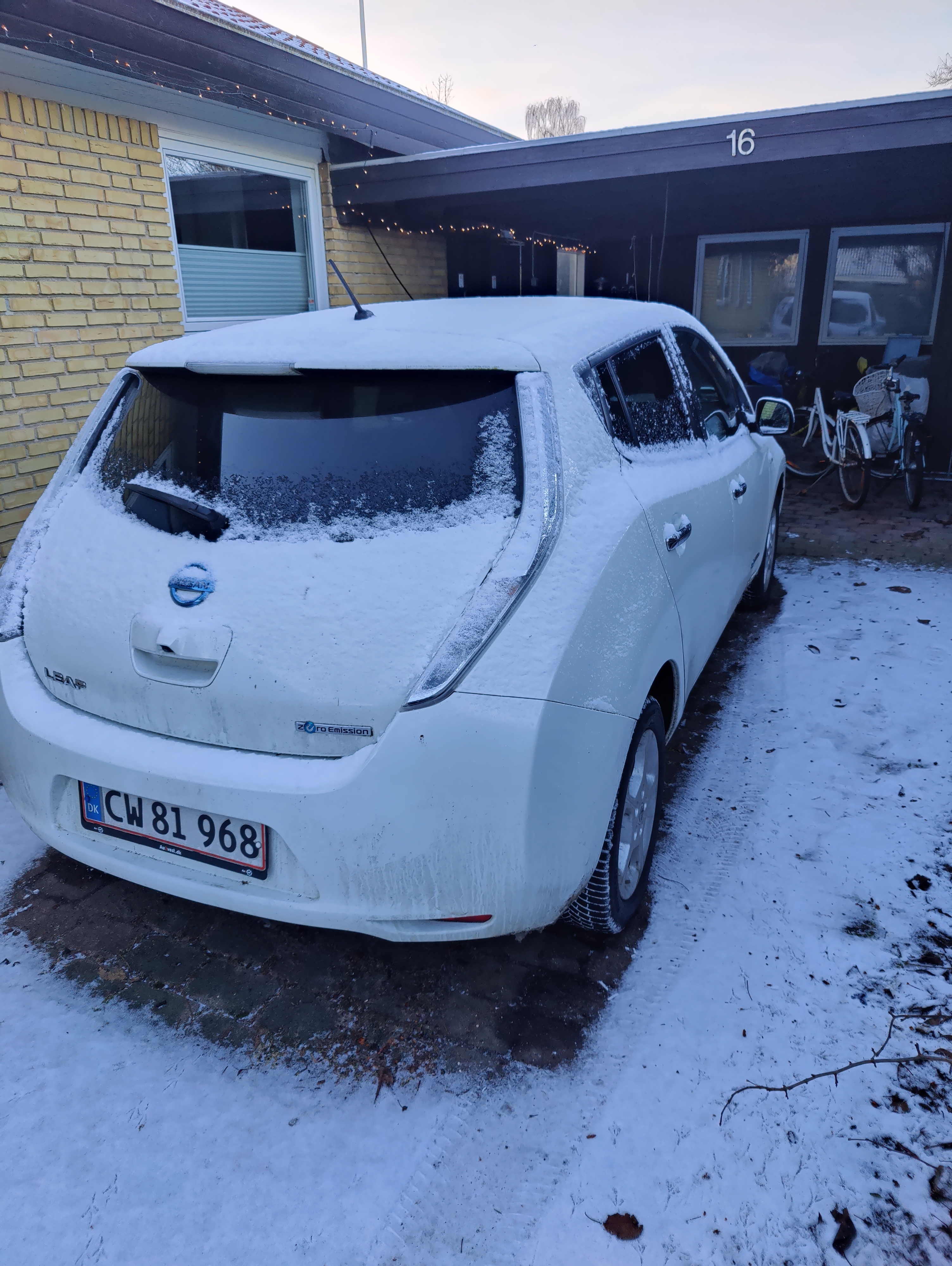 Hvid Nissan Leaf fra 2015