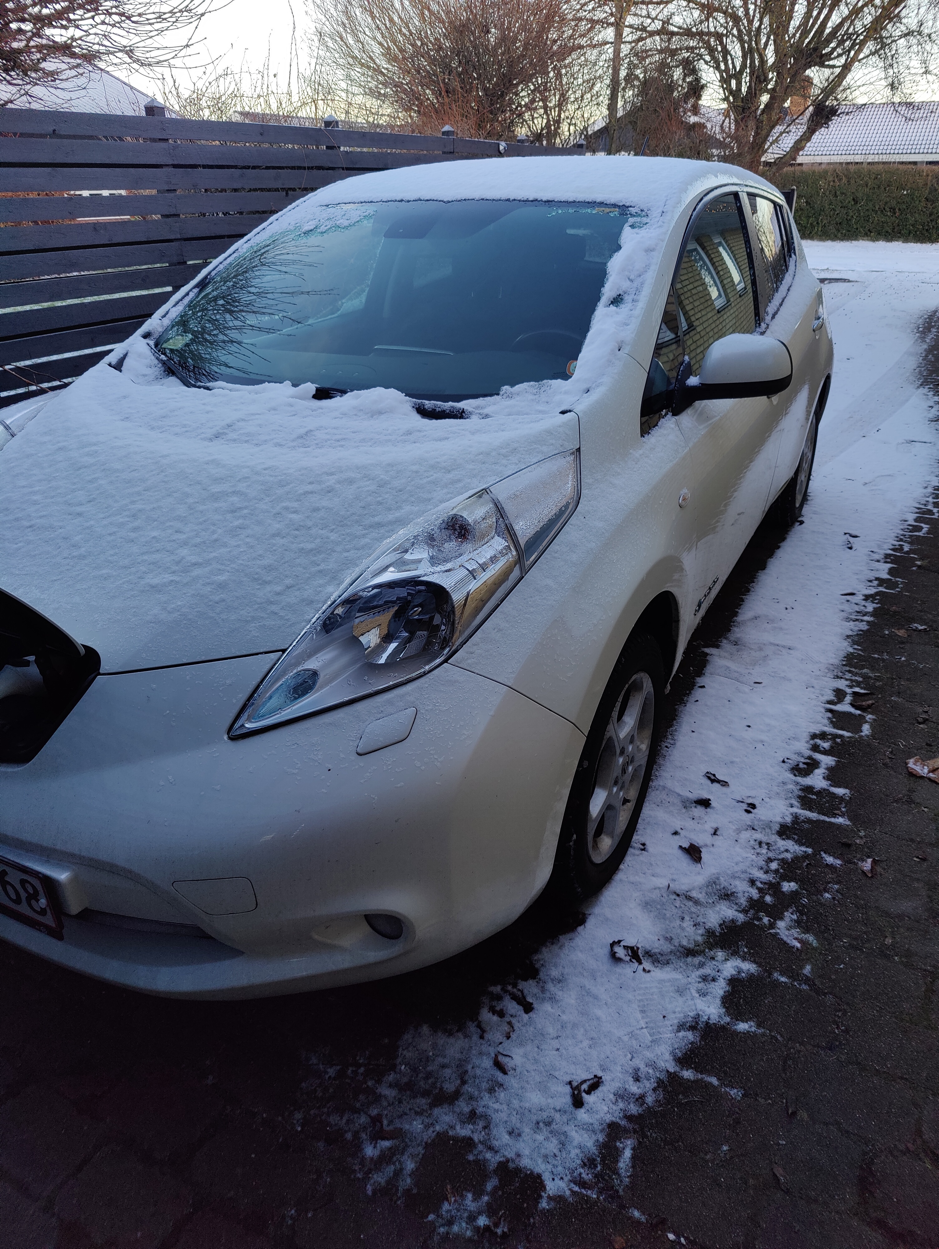 Hvid Nissan Leaf fra 2015