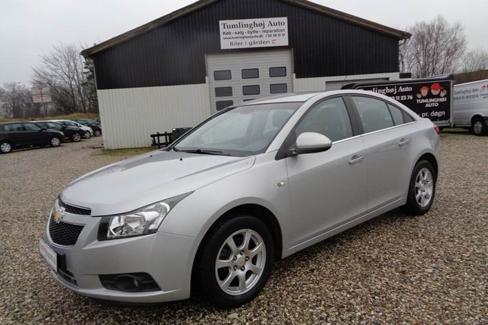 Sølv Chevrolet Cruze fra 2009 set udefra