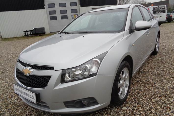 Sølv Chevrolet Cruze fra 2009 set udefra
