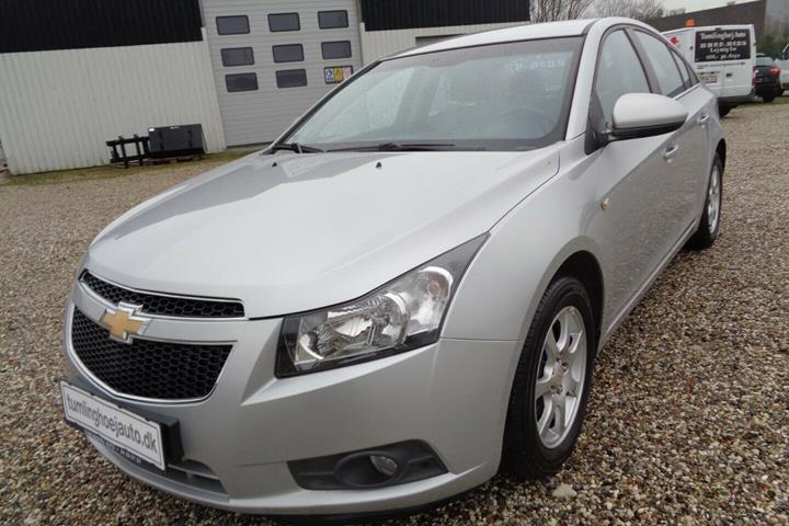 Sølv Chevrolet Cruze fra 2009 set udefra