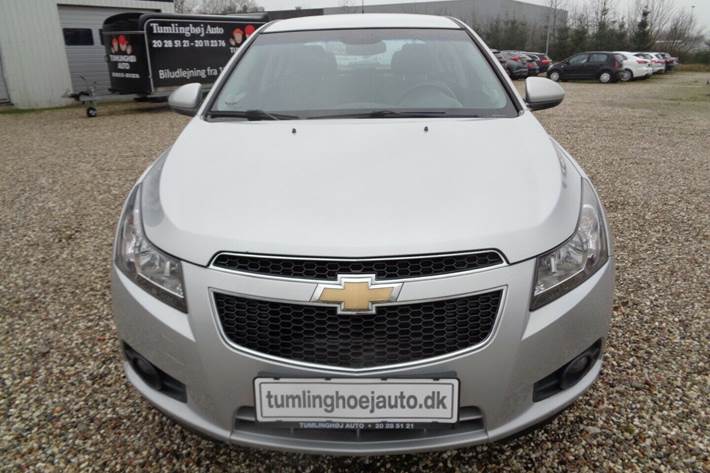 Sølv Chevrolet Cruze fra 2009 set udefra