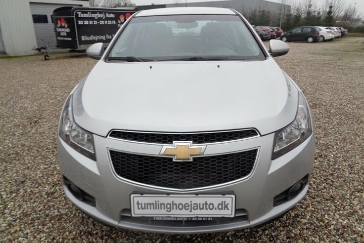 Sølv Chevrolet Cruze fra 2009 set udefra