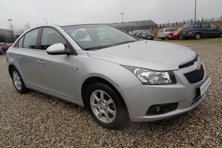 Sølv Chevrolet Cruze fra 2009 set udefra