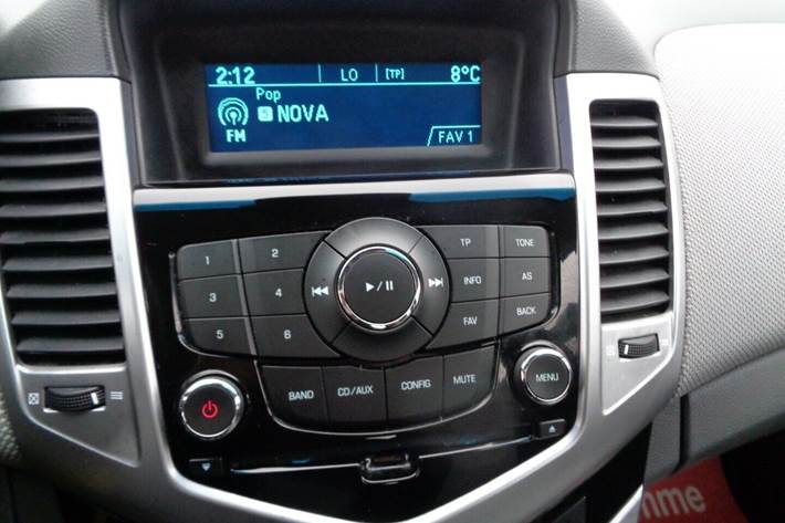 Sølv Chevrolet Cruze fra 2009 set indefra