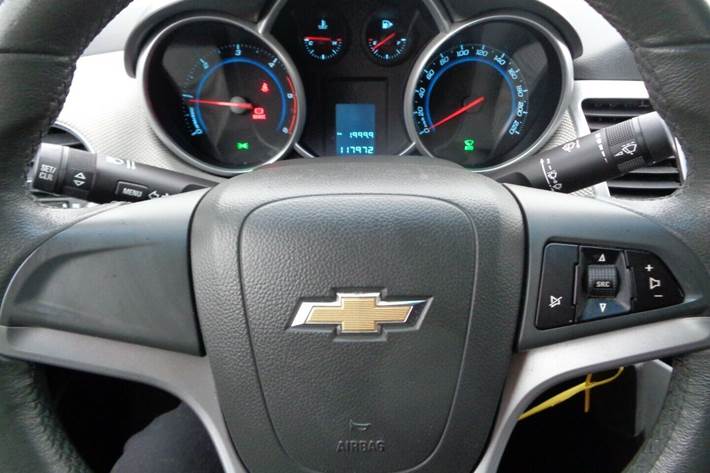 Sølv Chevrolet Cruze fra 2009 set indefra