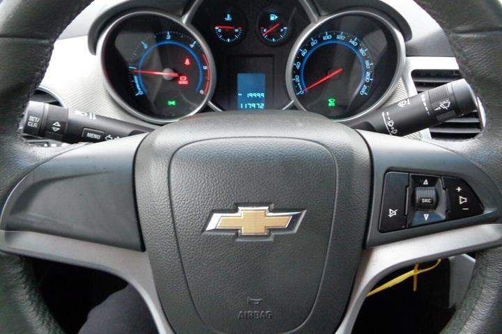 Sølv Chevrolet Cruze fra 2009 set indefra