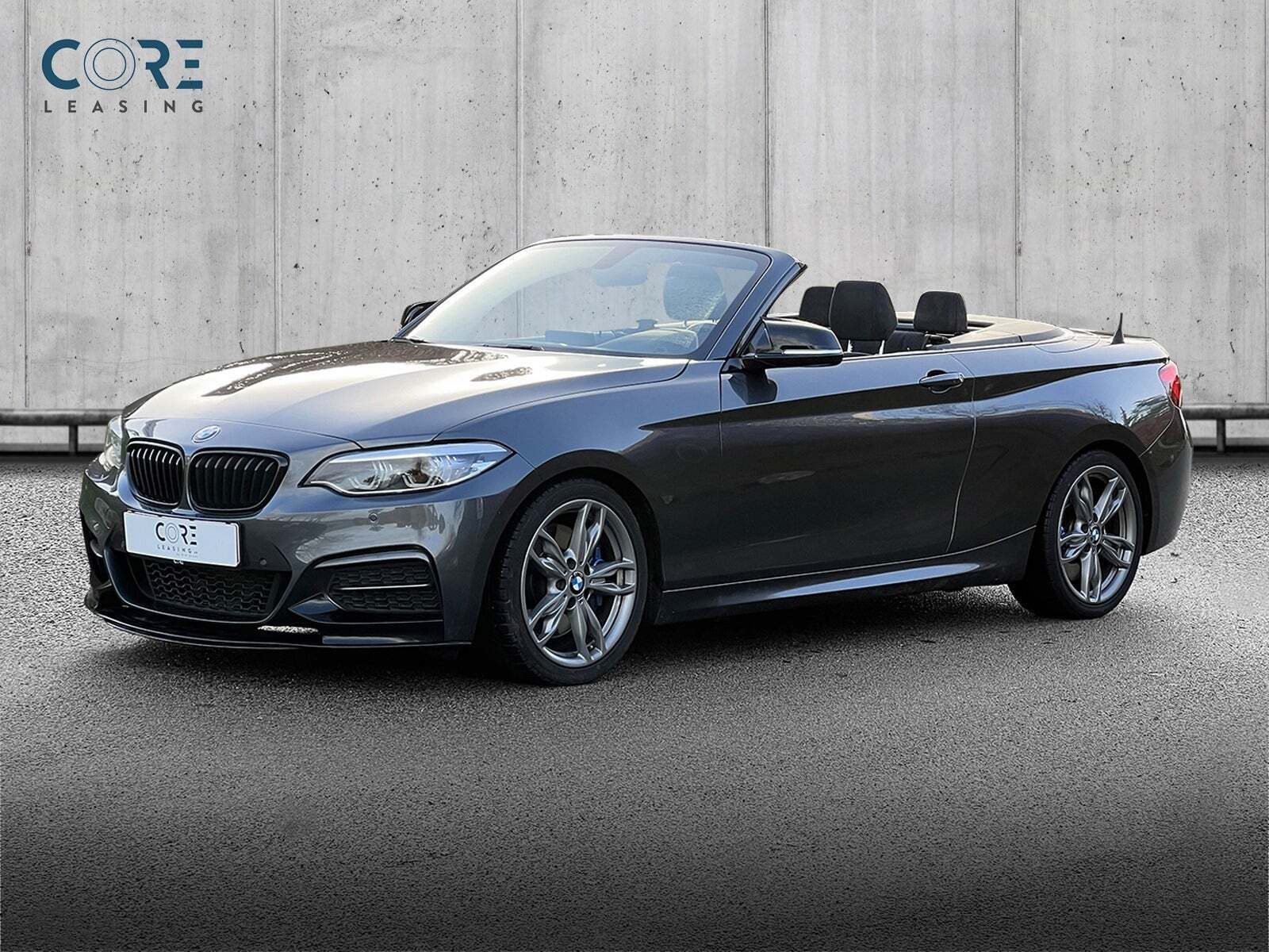Grå BMW M240i fra 2018