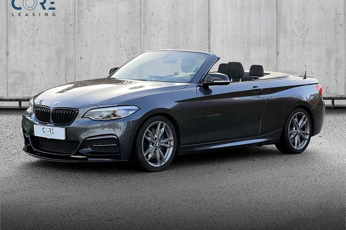 Grå BMW M240i fra 2018