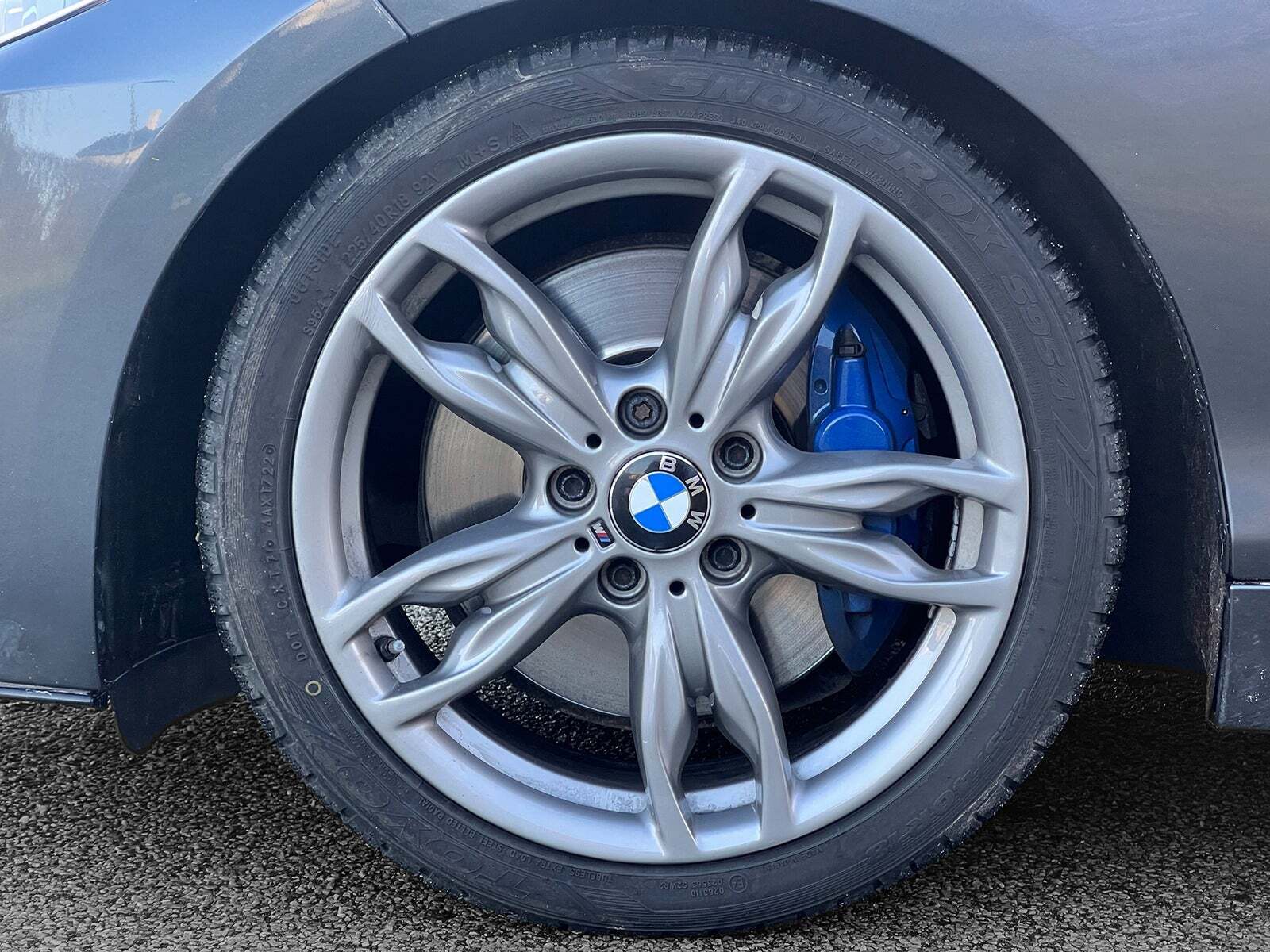 Grå BMW M240i fra 2018