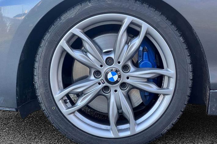 Grå BMW M240i fra 2018