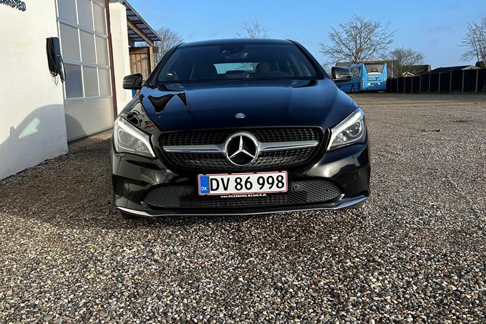 Sort Mercedes CLA200 fra 2017