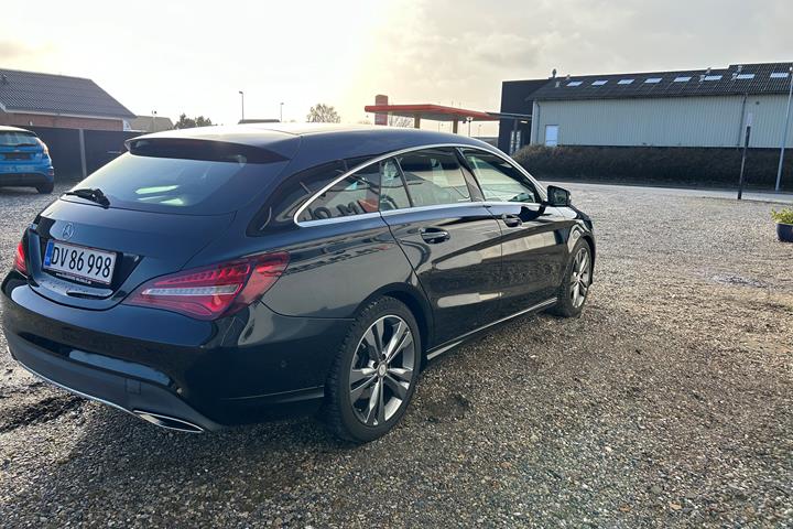 Sort Mercedes CLA200 fra 2017