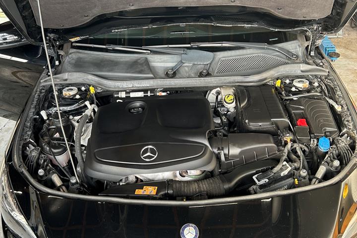 Sort Mercedes CLA200 fra 2017