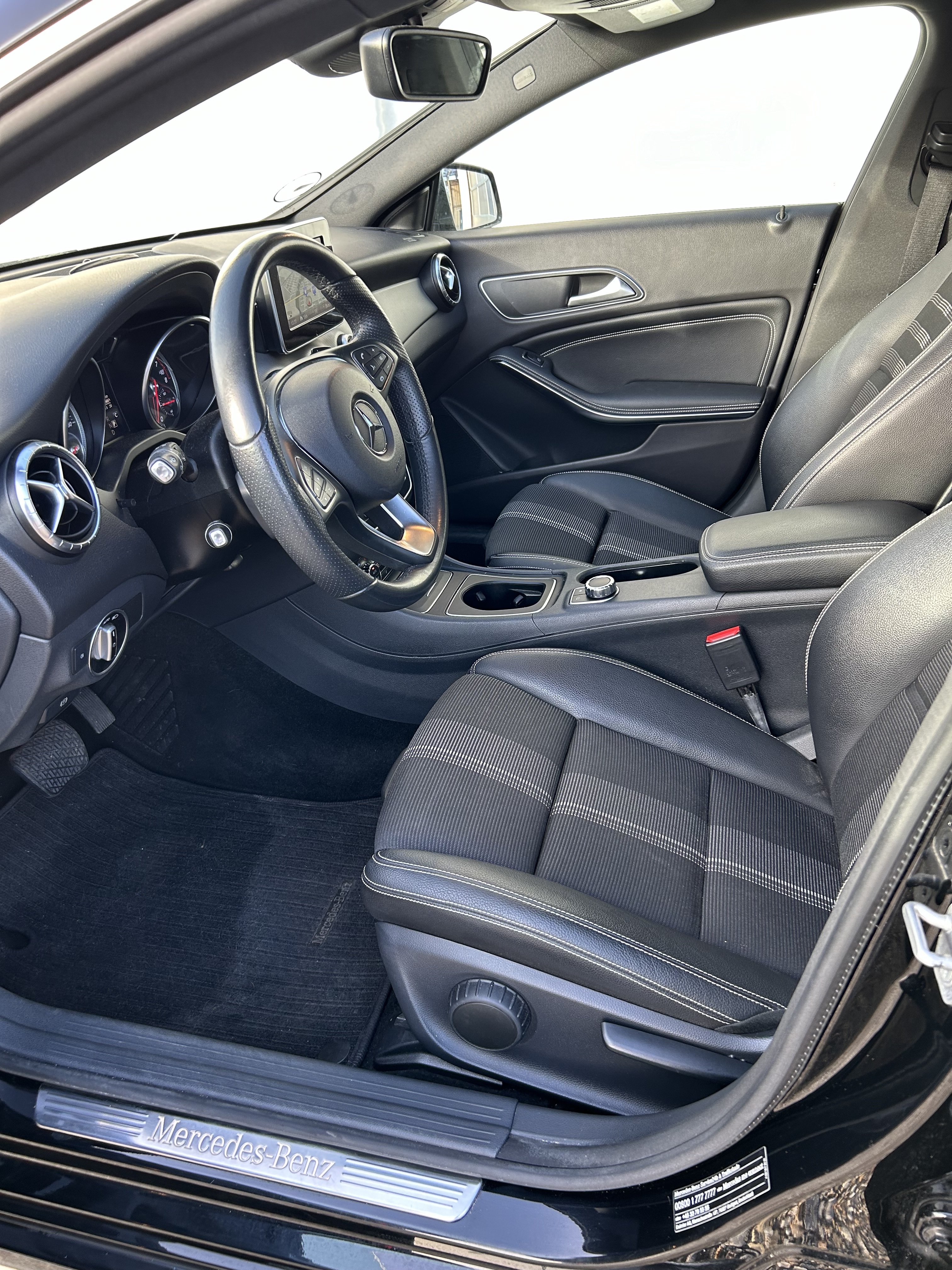 Sort Mercedes CLA200 fra 2017