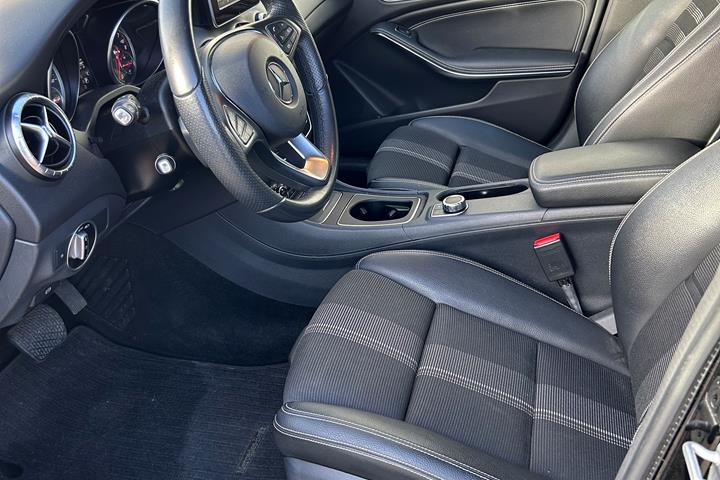 Sort Mercedes CLA200 fra 2017