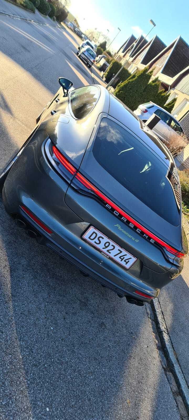 Grøn Porsche Panamera fra 2023