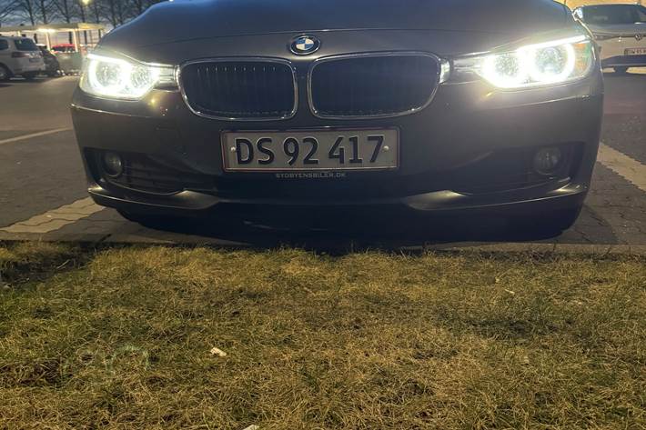 Grå BMW 320d fra 2015