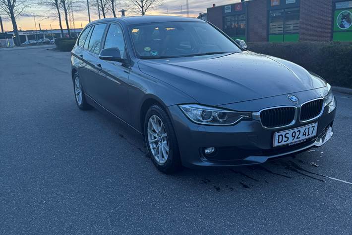 Grå BMW 320d fra 2015