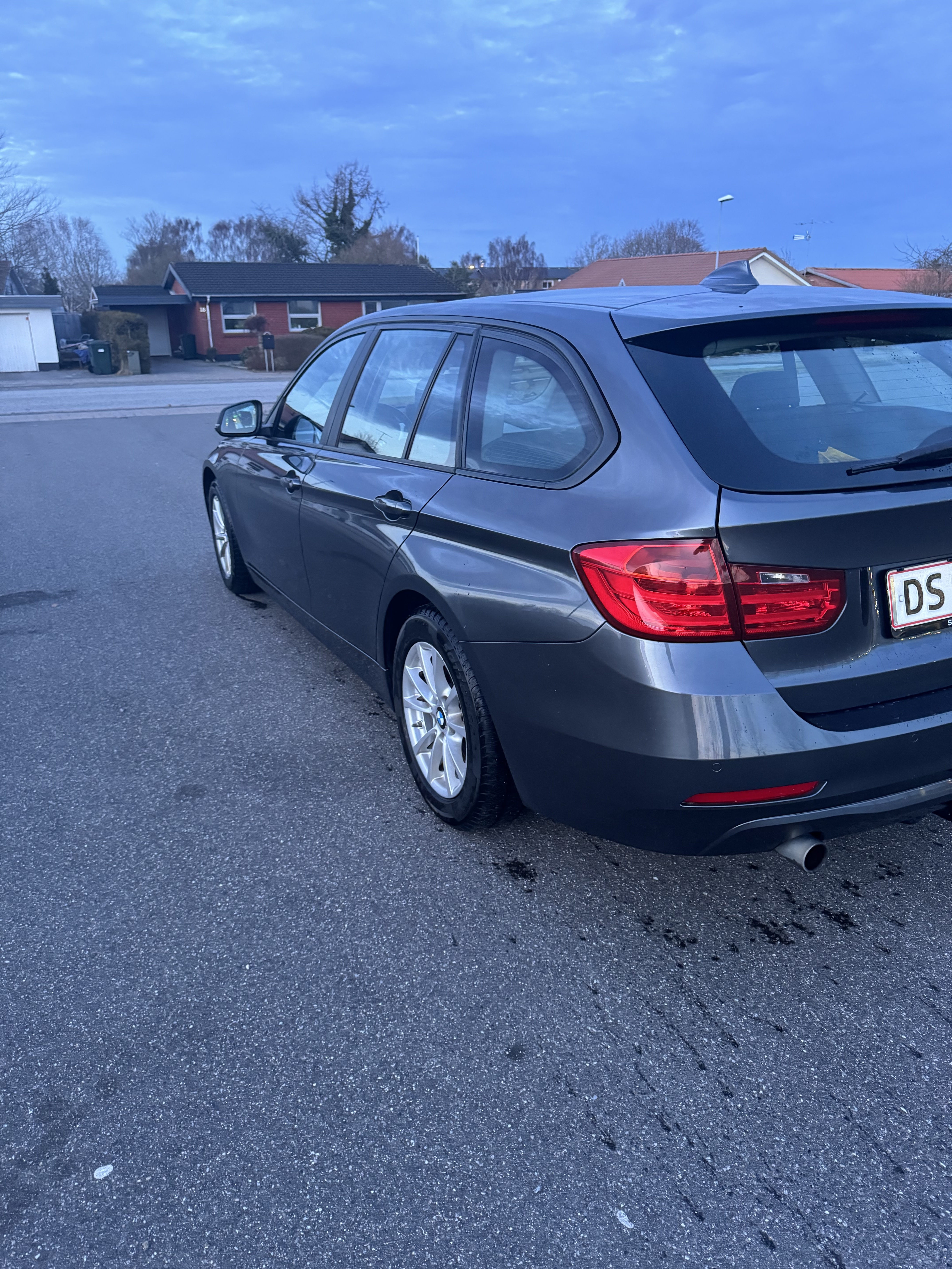 Grå BMW 320d fra 2015