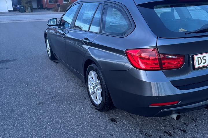 Grå BMW 320d fra 2015
