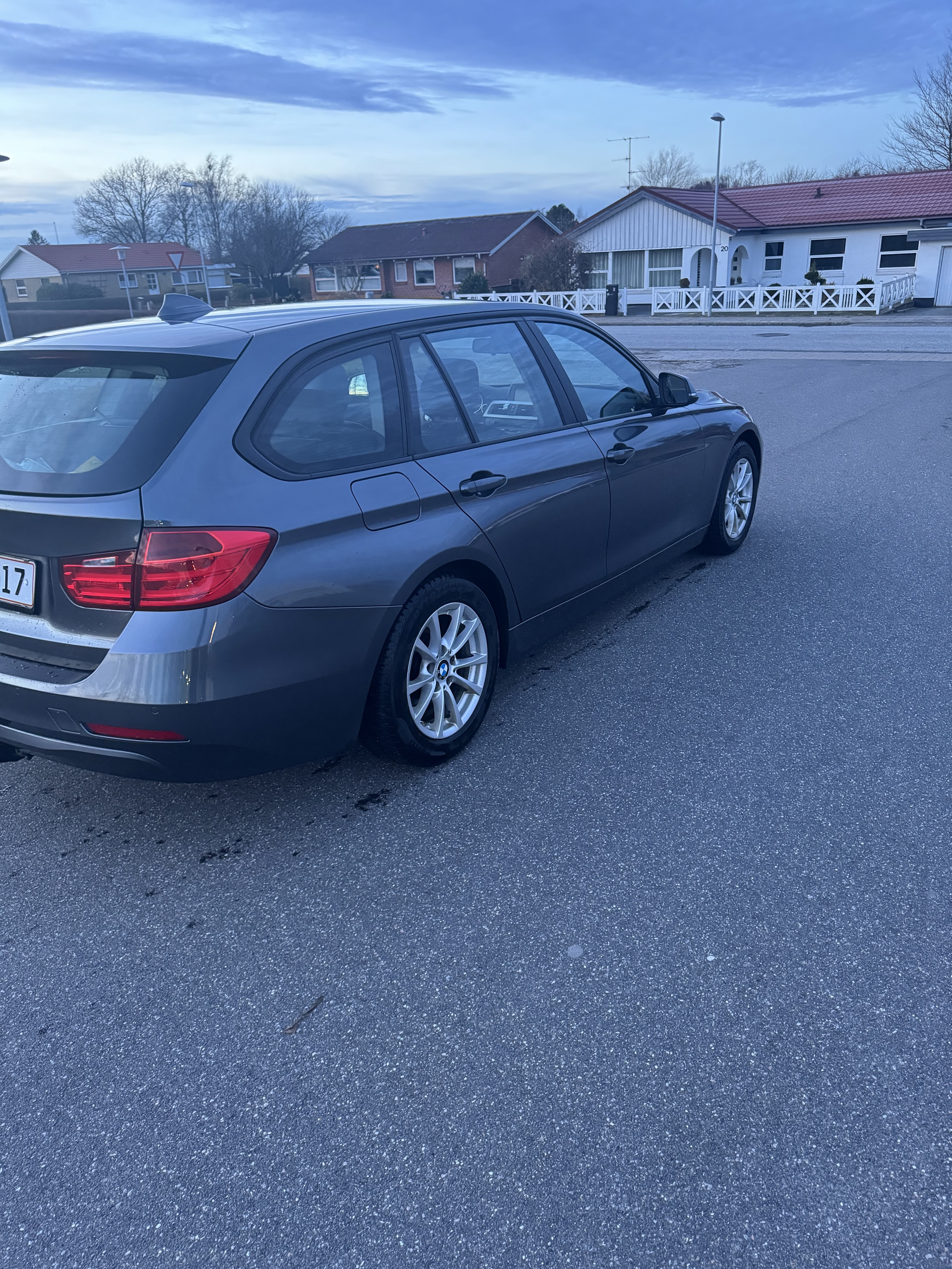 Grå BMW 320d fra 2015