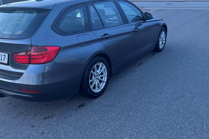 Grå BMW 320d fra 2015