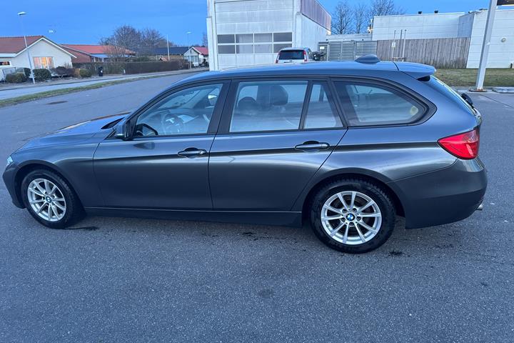 Grå BMW 320d fra 2015