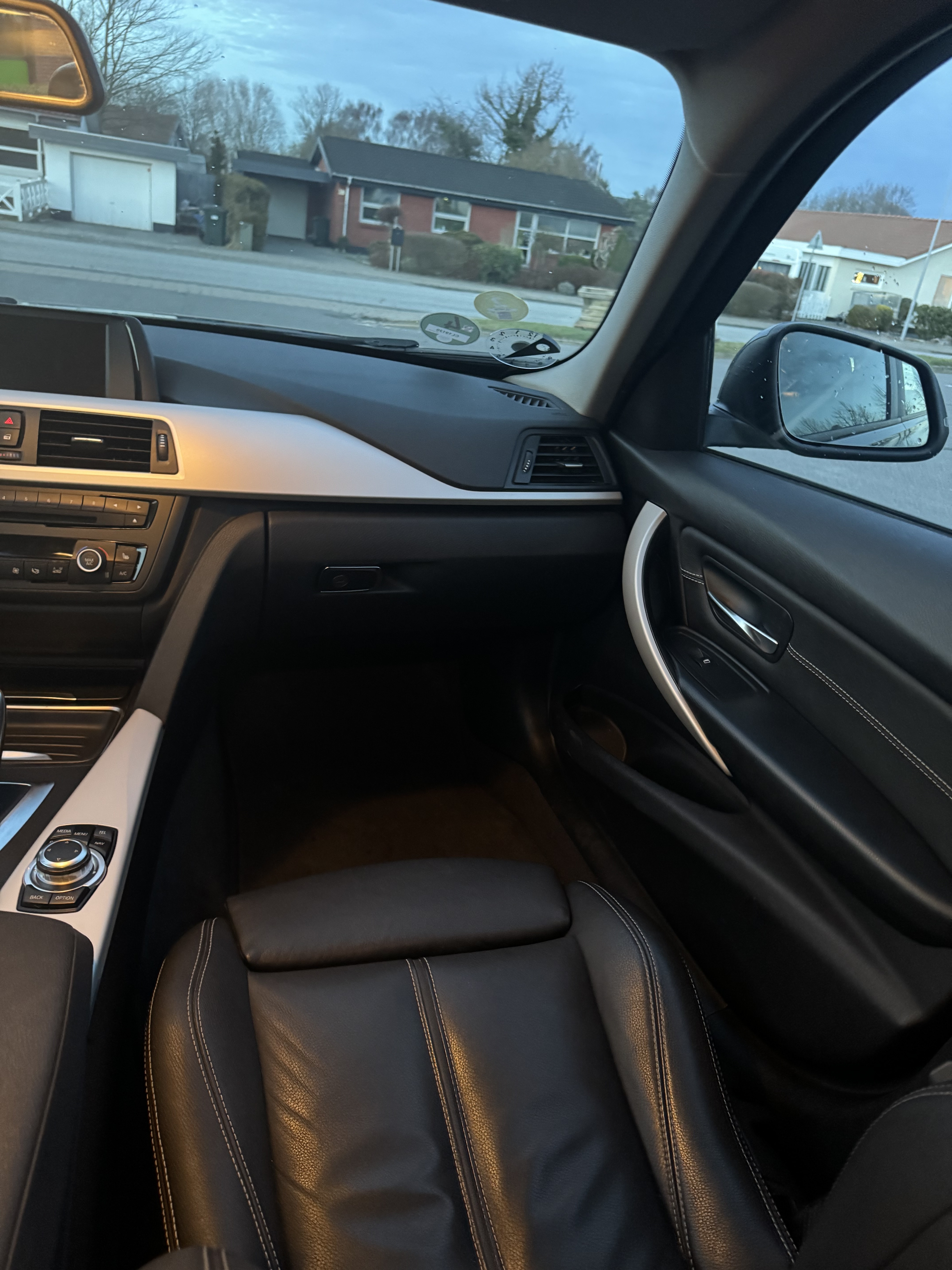 Grå BMW 320d fra 2015