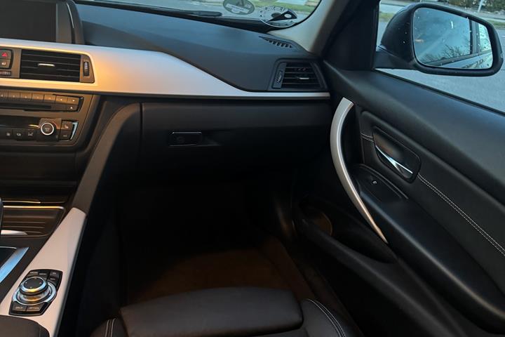 Grå BMW 320d fra 2015