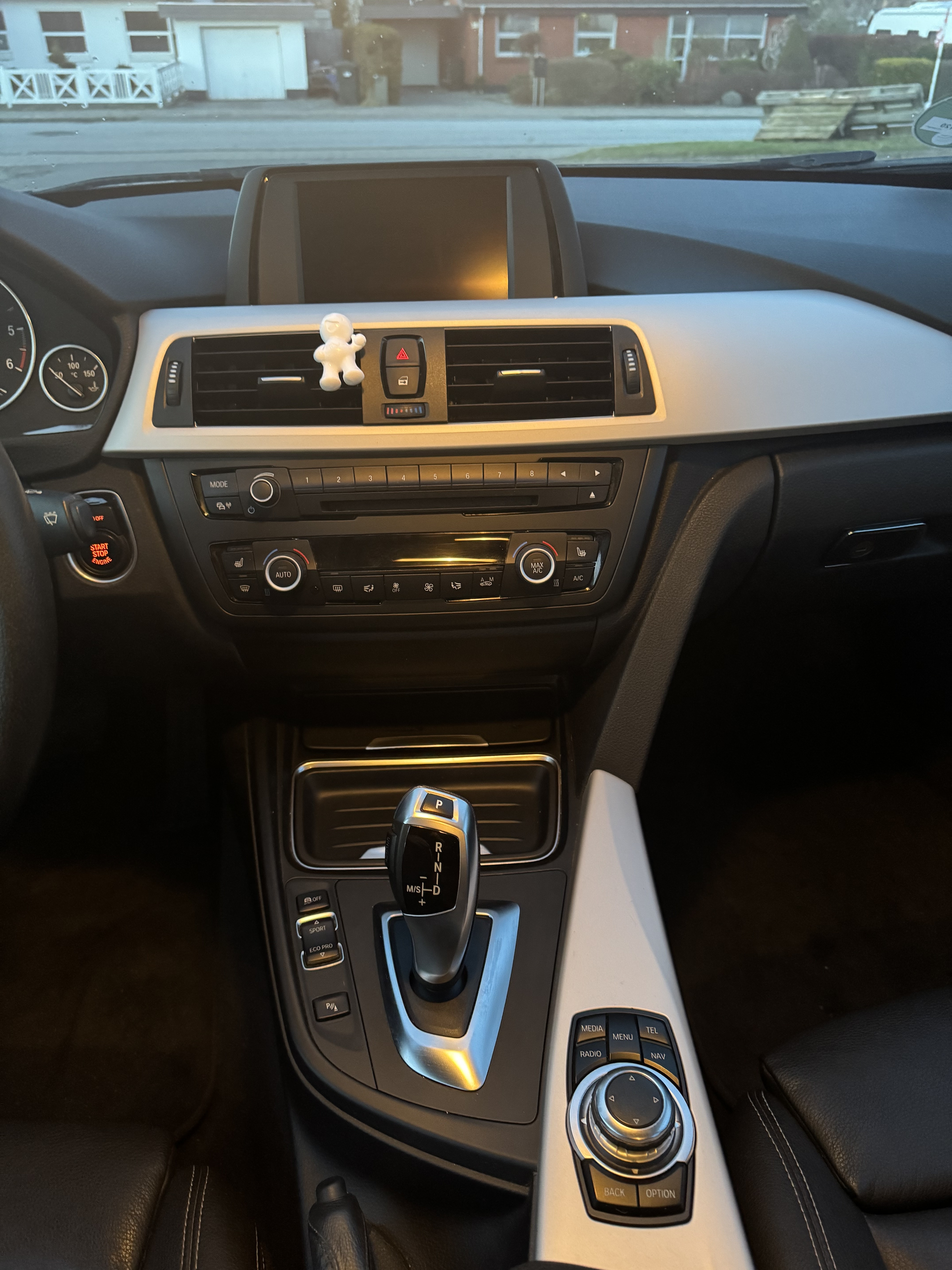 Grå BMW 320d fra 2015