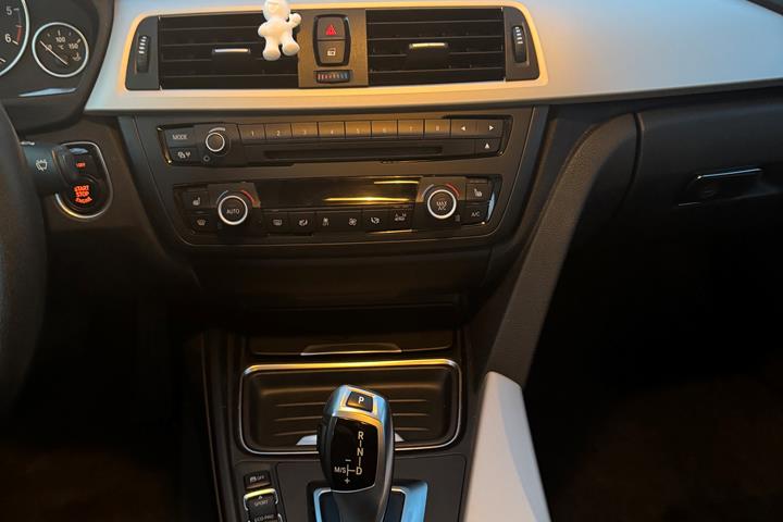 Grå BMW 320d fra 2015