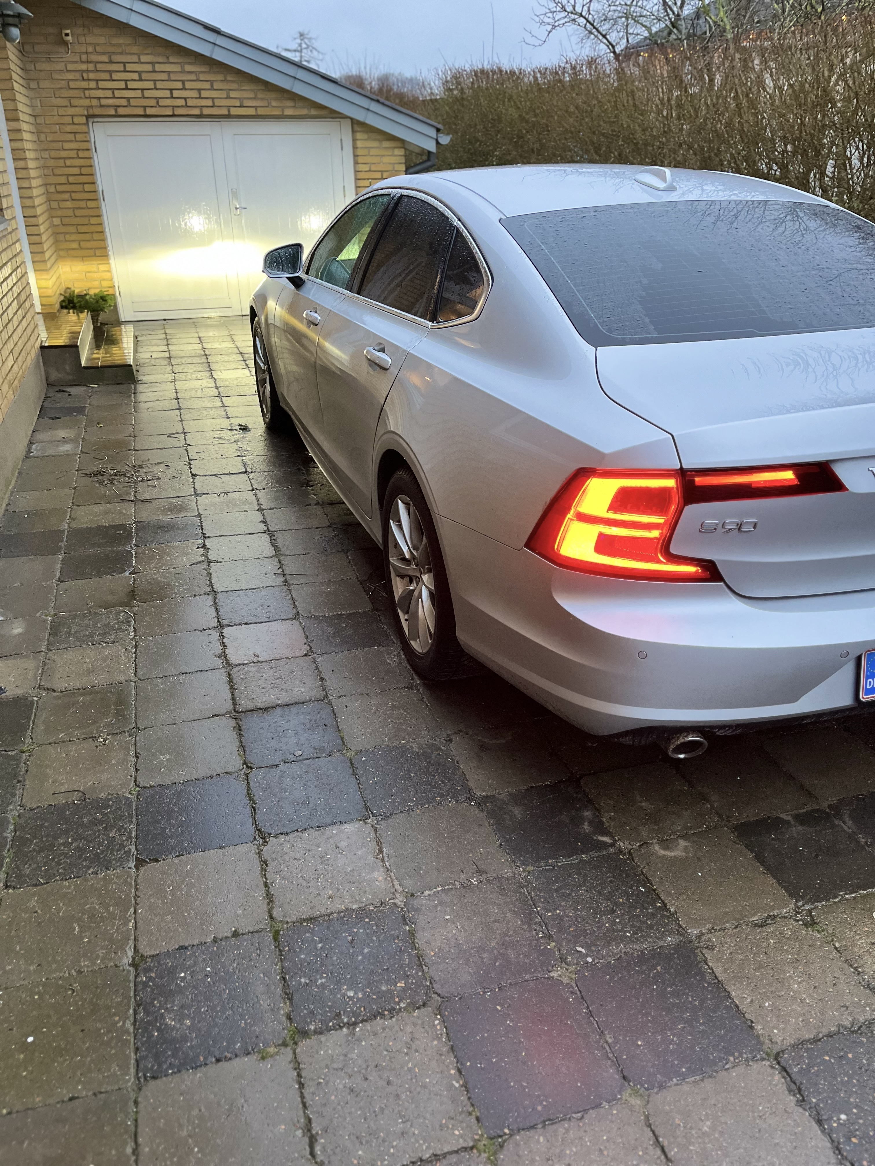Grå Volvo S90 fra 2020