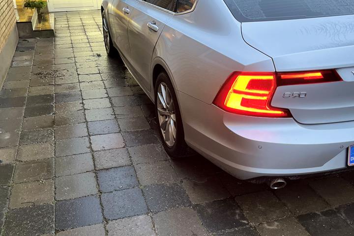 Grå Volvo S90 fra 2020