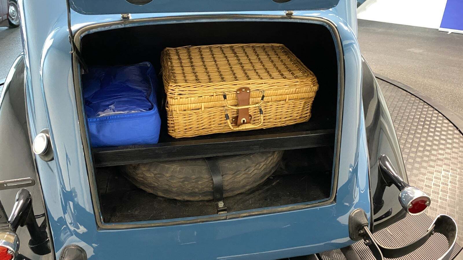 Blå Plymouth Touring Sedan fra 1936 set indefra