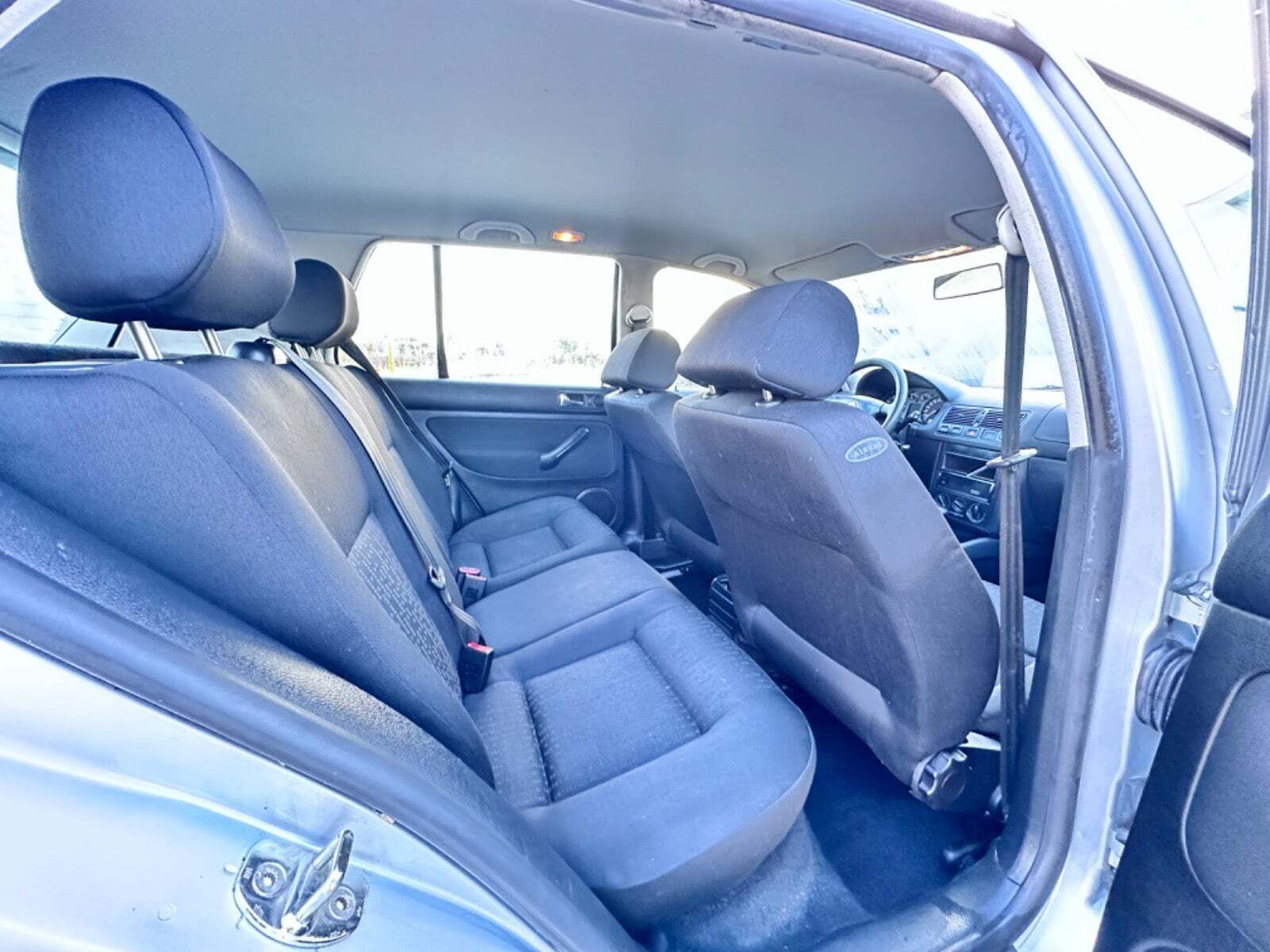 Sølv VW Golf IV fra 2000