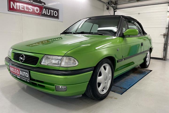 Grøn Opel Astra fra 1997 set udefra