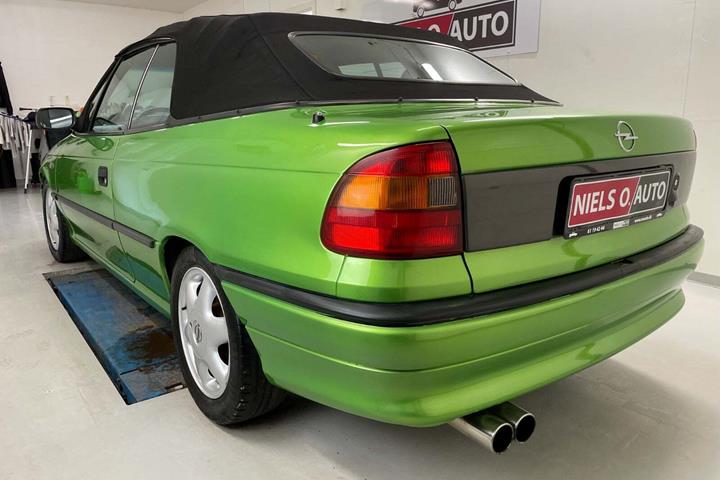 Grøn Opel Astra fra 1997