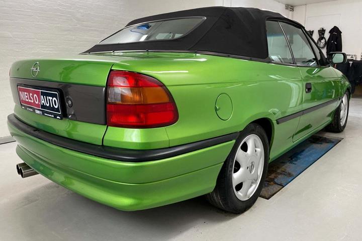 Grøn Opel Astra fra 1997