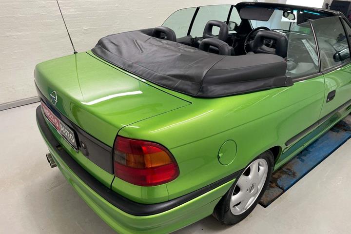 Grøn Opel Astra fra 1997