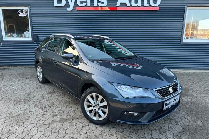 Grå Seat Leon fra 2019 set udefra