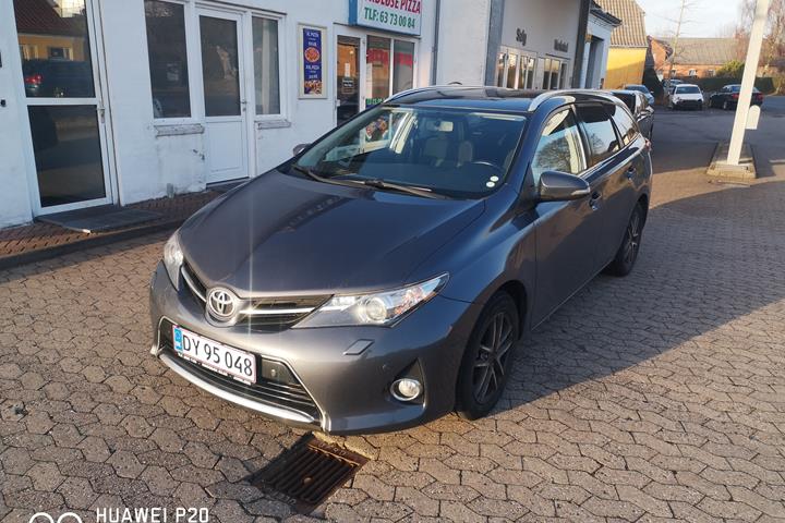 Blå Toyota Auris fra 2015